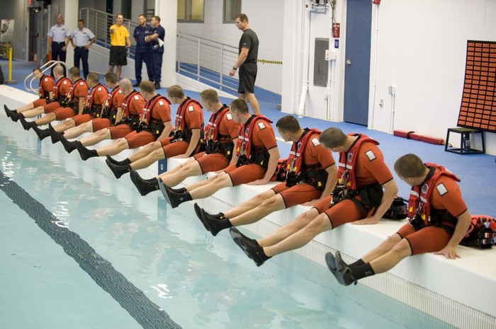 Trung tâm huấn luyện bơi cứu hộ của Bảo vệ bờ biển Mỹ ngày đầu tiên hoạt động